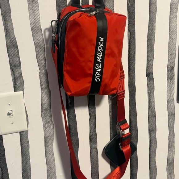 Steve Madden Sling / Crossbody Nylon Bag Bfuria Tik Tok Red & Black Convertible - Picture 2 of 4